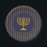 Prato De Papel Azul escuro personalizável | Hanukkah | MENORAH<br><div class="desc">Placas de papel MENORAH azuis escuras elegantes, mostrando com a menorah falso de cinza dourada em um padrão ladeado. No centro, há uma imagem de uma grande menorah que é PERSONALIZÁVEL, para que você possa carregar sua própria imagem. Por baixo, o texto diz CHAG SAMEACH. Isso também é personalizável para...</div>