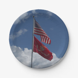 Prato De Papel Bandeiras patrióticas e céu azul num