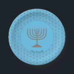 Prato De Papel Blue Menorah HANUKKAH<br><div class="desc">Placas de papel Elegante Sky Blue Menorah HANUKKAH, mostrando a falsa menorah de cinza prateada em um padrão ladeado. No centro, há uma imagem de uma grande menorah que é PERSONALIZÁVEL, para que você possa carregar sua própria imagem. Por baixo, o texto diz CHAG SAMEACH. Isso também é personalizável para...</div>