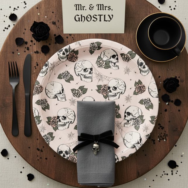 Prato De Papel Blush Pink Gótico Skulls e Rosas Halloween (Elegant Floral Skulls Halloween Bridal Shower Paper Plates in Blush Pink. Skull, Roses, Webs Pattern)