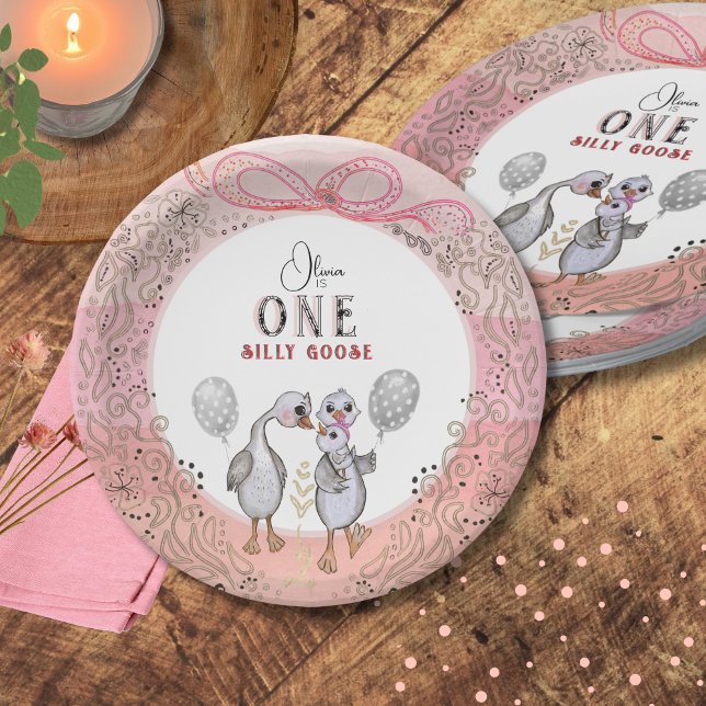 Prato De Papel Bobo Goose Família Rosa e primeiro aniversario Arc (Silly Goose Family Pink & Bow 1st Birthday Paper Plates)