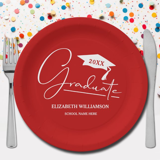 Prato De Papel Boné de formatura branco de script vermelho (Your name, year, grad cap and "Graduate" in a cool script on scarlet red school color paper plates)