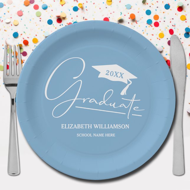 Prato De Papel Boné de formatura de Script Branco Azul (Your name, year, grad cap and "Graduate" in a cool script on powder blue school color paper plates)