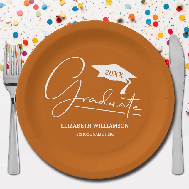 Prato De Papel Boné de formatura de Script Branco Queimado Laranj (Your name, year, grad cap and "Graduate" in a cool script on burnt orange school color paper plates)