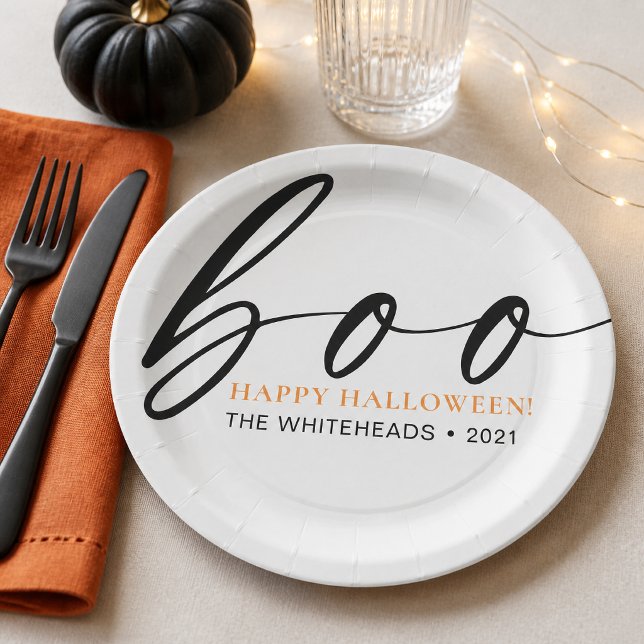 Prato De Papel Boo Branco Feliz Halloween Família (Celebrate Halloween with a clean, modern twist using these personalized white “Boo!” paper plates. )