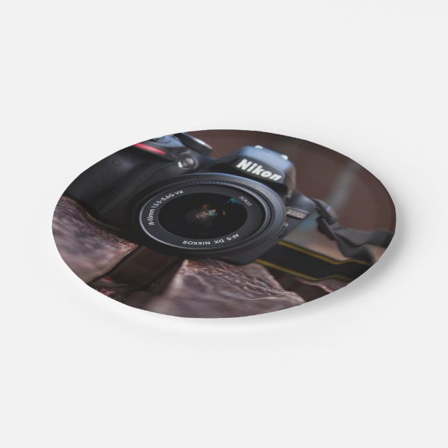 Prato De Papel Câmera temático, uma imagem de uma câmera mantida (Inclinado)