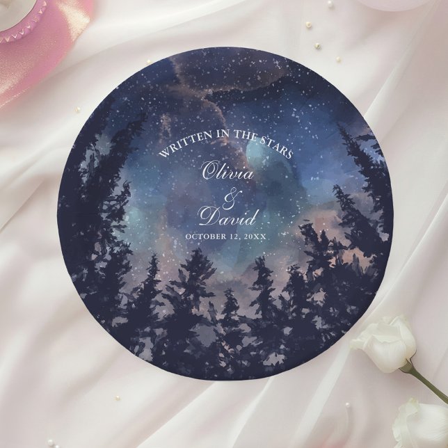 Prato De Papel Casamento Floresta Noturna Estrelada (Starry Night Forest Wedding Paper Plates on a table with a white rose.)