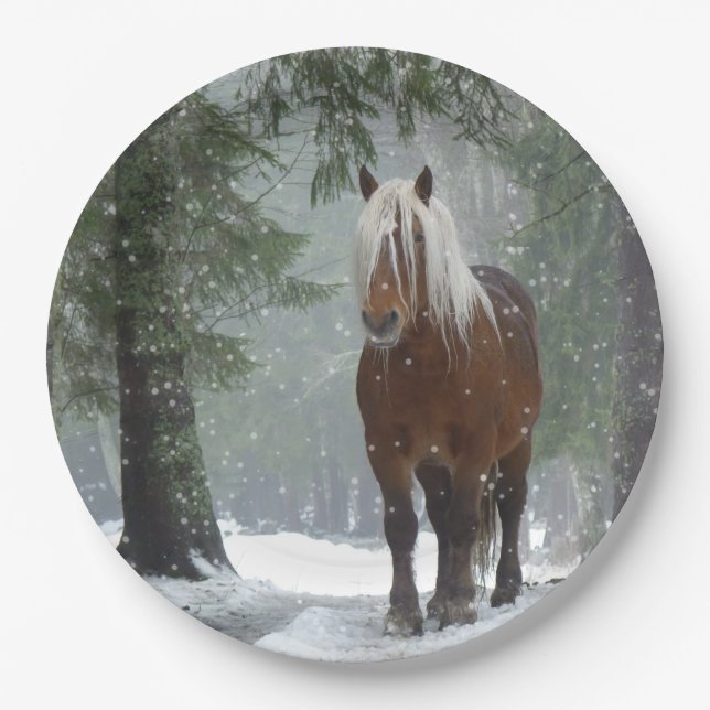 Prato De Papel Cavalo marrom em uma floresta de inverno com neve  (Frente)