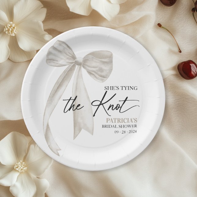 Prato De Papel Chá de Noiva da White Bow She's Tying the Knot (Criador carregado)