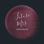 Prato De Papel Chá de panela da futura Sra. Burgundy<br><div class="desc">Futura Sra. - Bride Faux Modern Metallic Burgundy Purple e White Paper Plates perfeitos para uma Festa de solteira Marsala ou Chá de panela de Casamento. Este Futuro, Sra. Papelão, é perfeito para uma festa de solteira. O Nome da Noiva pode ser atualizado nesta Placa. Entre em contato com o...</div>