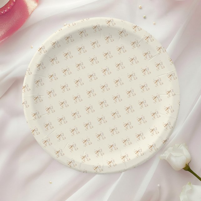 Prato De Papel Chá de panela de champanhe Brunch e Bubble (Brunch and Bubbly Champagne Bow Bridal Shower Paper Plates on a table with a white rose.)