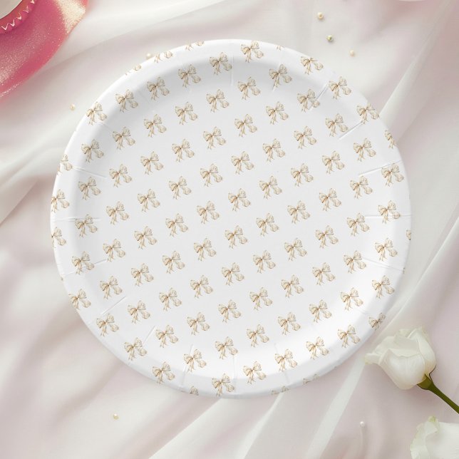 Prato De Papel Chá de panela de champanhe Brunch e Bubble (Brunch and Bubbly Champagne Bow Bridal Shower Paper Plates on a table with a white rose.)