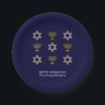 Prato De Papel Chanucá Personalizado do Marinho Elegante<br><div class="desc">Chapas de papel HANUKKAH, eloquentes, mostrando dourado falso e ESTRELA prateada de DAVID e MENORAH em um padrão em forma de fita contra um fundo AZUL de MARINHO rico. O texto lê HAPPY HANUKKAH com um nome de marcador de posição e é PERSONALIZÁVEL, para que você possa PERSONALIZÁ-lo adicionando seu...</div>
