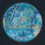 Prato De Papel Chanukah Blues e Golds<br><div class="desc">Chanukah Blues e Golds Paper Plates. Remova o texto e adicione seu próprio texto em qualquer lugar da placa usando sua fonte, estilo, cor e tamanho favoritos. Todos os elementos design podem ser editados. Obrigados para parar e comprar. Muito apreciado! Feliz Chanukah/Hanukkah! Tamanho e estilo: Placa de Papel Redonda de...</div>
