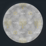 Prato De Papel Chanukah Elegante, Douradas Estrelas do Menorahs S<br><div class="desc">Chanukah Elegante Dourado e Silver Menorahs e Estrelas. Bonito! Obrigados para parar e comprar. Muito apreciado! Feliz Chanukah/Hanukkah! Tamanho e estilo: Placa de Papel Redonda de 9" Joga uma festa espetacular com placas de papel totalmente personalizáveis para corresponder ao seu tema! Cada conjunto de placas de papel é impresso em...</div>