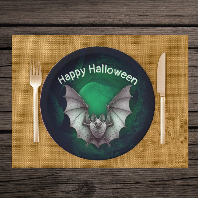 Prato De Papel Cinzas Assustadoras Voando Bat Misty Glosando Cave (Creepy flying grey bat in misty glowing green cave on Halloween party paper plates.)