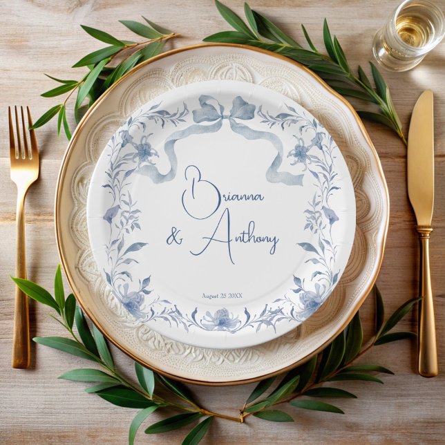 Prato De Papel Costume elegante de frita floral azul-poeirenta (Dusty blue floral greenery ribbon elegant monogrammed  paper plates personalized table decor)
