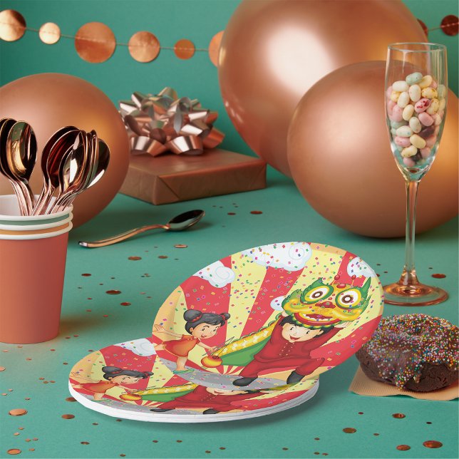 Prato De Papel Crianças Que Têm Placas De Papel Divertidas (Criador carregado)