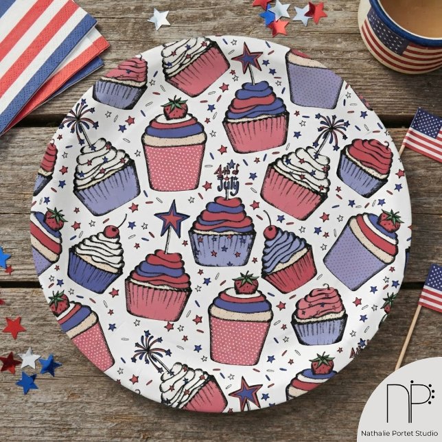 Prato de Papel de Cupcake de 4 de Julho (July 4th Cupcake Paper Plate features hand-drawn patriotic cupcakes, strawberries, cherries)