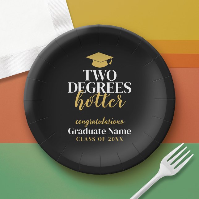 Prato De Papel Dois graus mais quente - Nome - Graduação Dourada  (Custom Graduation Paper Plate)