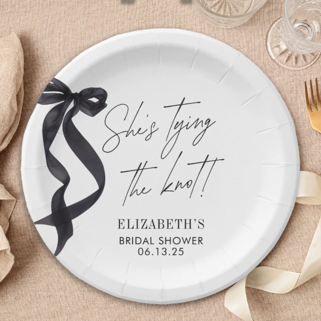 Prato De Papel Ela Está Amarrando o Nó Arco Chá de Noiva (Criador carregado)