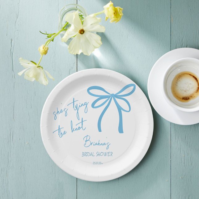 Prato De Papel Ela está casando com arco de fita azul impressa (She's tying the knot blue ribbon bow bridal shower printed paper plates personalized tableware decor)