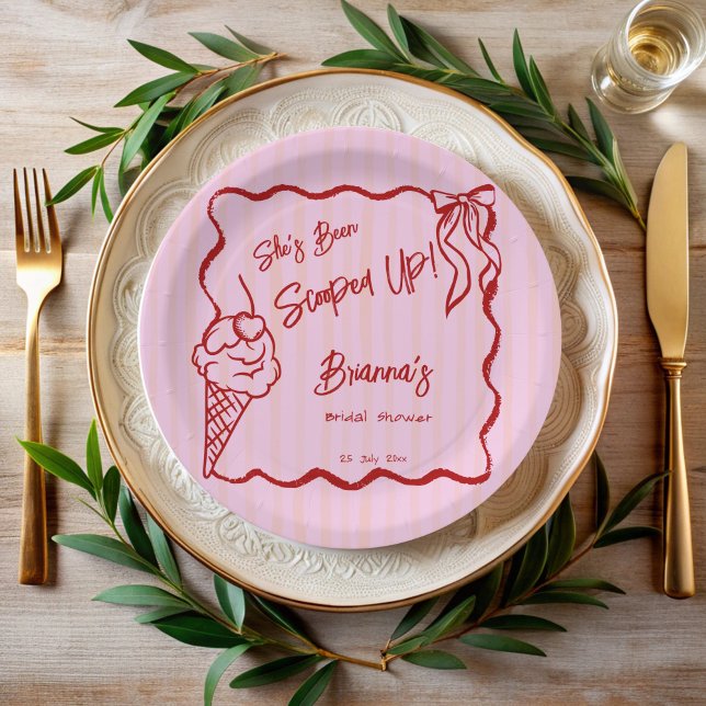Prato De Papel Ela foi envolvida em um esboço de borda ondulada d (She's been scooped up handrawn sketch wavy border ice cream bridal shower monogrammed paper plates)