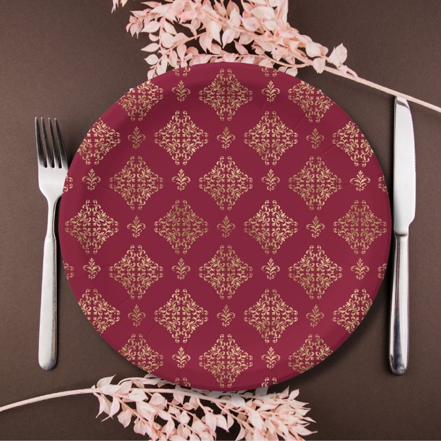 Prato De Papel Elegante Dourado Damask On Burgundy (Criador carregado)