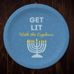 Prato De Papel Engraçado "Sai", Quic Personalizou Menorah Hanukka<br><div class="desc">Celebre Hanukkah em estilo com estas divertidas placas "Get Lit", perfeitas para servir latas, rosquinhas de geleia e todas as suas guloseimas! Apresentando uma ilustração brilhante da menorah azul, um nome de família personalizável e a frase lúdica "Sai", estas placas adicionam um toque alegre à sua mesa de férias. Ideal...</div>