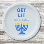 Prato De Papel Engraçado "Sai", Quic Personalizou Menorah Hanukka<br><div class="desc">Adicione uma faísca festiva à sua comemoração de Hanukkah com estes bonitos guardanapos "Get Lit"! Apresentando uma ilustração ousada da menorah azul e um texto personalizável de nome de família, esses guardanapos trazem humor e personalidade para suas reuniões de feriados. A frase divertida e as cores vibrantes fazem delas uma...</div>