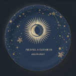 Prato De Papel Estrelas Celestiais Douradas Do Sol E Da Lua<br><div class="desc">Sol e lua de ouro celestial,  e estrelas num fundo azul marinho.</div>
