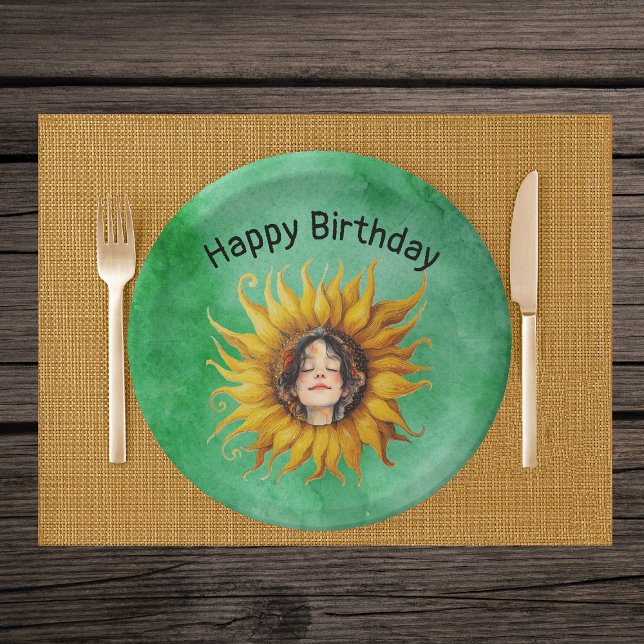 Prato De Papel Face of Birthday Girl in Fancy Yellow Sunflower  (Face of smiling girl in center of fancy yellow sunflower on Happy Birthday green paper party plates.)