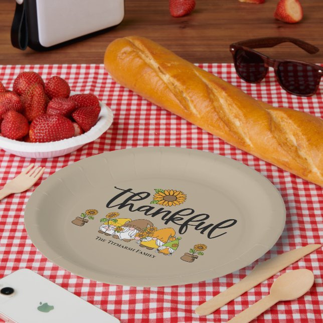 Prato De Papel Família de gnomos de girassol. (Piquenique)