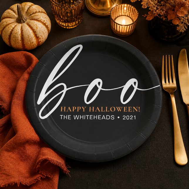 Prato De Papel Família Feliz Halloween Boo Preto (Make your Halloween celebration feel extra special with these personalized black “Boo!” paper plates)