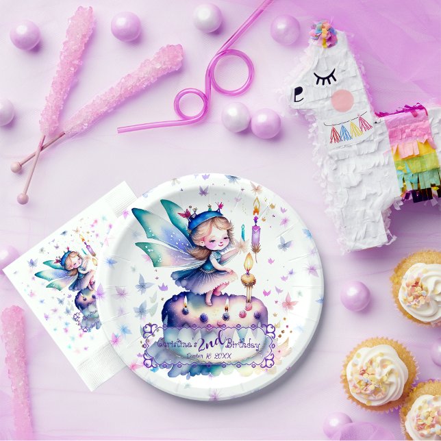 Prato De Papel Feliz aniversário Fada 01 (Adorable Fairy Birthday customizable round paper plate with matched paper napkin on a party table)