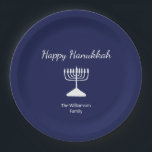 Prato De Papel Feliz Hanukkah Simple Menorah Blue<br><div class="desc">Feliz prato do Feriado Azul de Hanukkah,  com uma simples design de menorah branca e tipografia de script. Com a inscrição personalizável branca,  você pode adicionar suas próprias informações. Uma forma festiva de celebrar com amigos e entes queridos.</div>