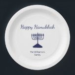 Prato De Papel Feliz Hanukkah Simples Menorah Azul Branco<br><div class="desc">Feliz prato do festival Hanukkah Holiday,  com uma simples design de menorah azul e tipografia de script. Com a inscrição personalizável azul,  você pode adicionar seu próprio texto. Uma forma festiva de celebrar com amigos e entes queridos.</div>