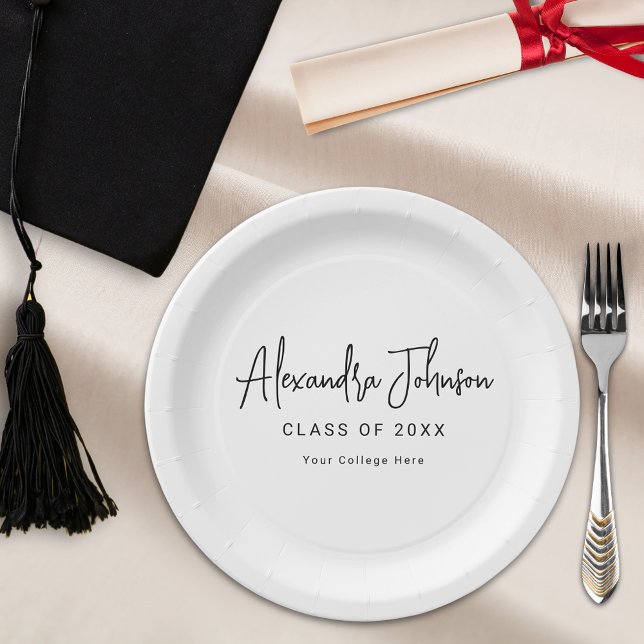 Prato De Papel Festa de Formatura Simples Roteiro Moderno (Modern trendy black script graduation party personalize paper plates College or high school graduate)