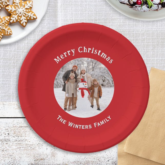 Prato De Papel Festivo Red Custom Photo Christmas (A festive red paper plate with 'Merry Christmas' greeting, custom photo and family name)