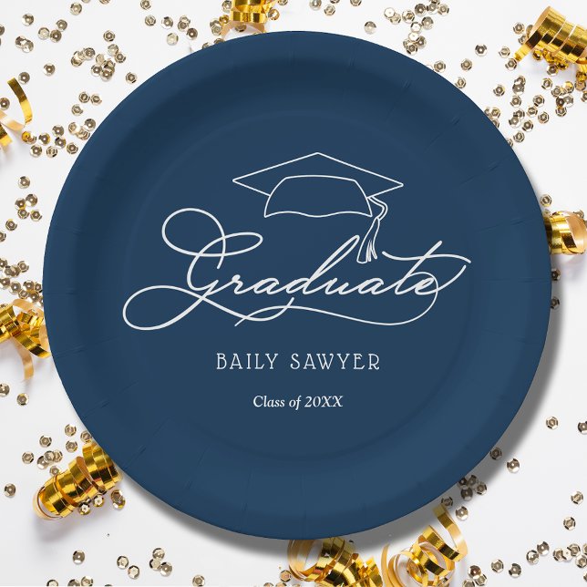 Prato De Papel Graduação Azul do Marinho de Boné de Script Elegan (White script grad cap on navy blue personalized graduation party paper plates, napkins in our store)