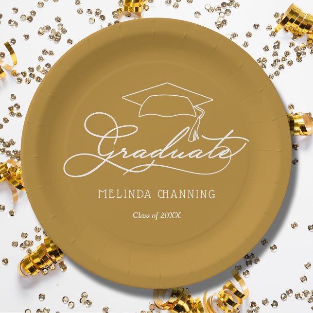 Prato De Papel Graduação Dourada do Boné de Script Branco Chic (White script grad cap on gold personalized graduation party paper plates, napkins in our store)