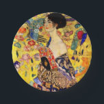Prato De Papel Gustav Klimt Lady com ventilador<br><div class="desc">Placas de papel com pintura de óleo de Gustav Klimt Lady com ventilador (1918). Uma mulher vestindo um quimono azul segura um fã vermelho contra um fundo amarelo colorido de flores e pavões. Um presente de excelente para fãs de arte japonesa e europeia.</div>