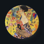 Prato De Papel Gustav Klimt Lady com ventilador<br><div class="desc">Placas de papel com pintura de óleo de Gustav Klimt Lady com ventilador (1918). Uma mulher vestindo um quimono azul segura um fã vermelho contra um fundo amarelo colorido de flores e pavões. Um presente de excelente para fãs de arte japonesa e europeia.</div>