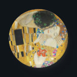Prato De Papel Gustav Klimt O Beijo Vintage Art Nouveau Painting<br><div class="desc">Gustav Klimt The Kiss Vintage Art Nouveau Painting The Kiss (Em alemão: Der Kuss) foi pintado pelo pintor simbolista austríaco Gustav Klimt entre 1907 e 1908, ponto alto de seu período de Ouro, quando pintou várias obras em estilo semelhante. A pintura é amplamente considerada uma obra-prima do início do período...</div>