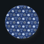 Prato De Papel Hanukkah Blue Menorah Dreidel Pattern Chanukah<br><div class="desc">Lindo pratos de festas de Hanukkah em azul bonito com um legal padrão de estrela judaica,  sonho para jogos divertidos de Chanukah,  e a menorah judia para o feriado.</div>