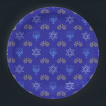 Prato De Papel Hanukkah Dourada Dreidel Star de David Menorah<br><div class="desc">Adicione um pouco de elegância às suas festividades de Chanucá com nossas impressionantes placas de papel! Estas placas de papel de Chanucá apresentam um design fascinante com um Dreidel dourado, Estrela de David, e Menorah contra um fundo azul vibrante. Eles são perfeitos para servir suas deliciosas refeições e doces de...</div>