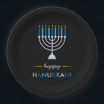 Prato De Papel Hanukkah feliz moderno Menorah de prata no preto<br><div class="desc">Estas placas de papel modernas,  elegantes de Hanukkah caracterizam um Menorah de prata com velas do azul e da turquesa e chamas do ouro amarelo,  em um fundo preto.</div>