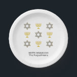 Prato De Papel Hanukkah personalizado<br><div class="desc">Chapas de papel HELICITANTES HANUKKAH, que mostram o dourado falso e a ESTRELA prateada de DAVID e MENORAH num padrão em relevo branco plano. O texto lê HAPPY HANUKKAH com um nome de marcador de posição e é PERSONALIZÁVEL, para que você possa PERSONALIZÁ-lo adicionando seu nome ou outro texto. Ideal...</div>