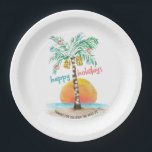 Prato De Papel Ilha Holiday Tropical Beach Palm Christmas<br><div class="desc">Tema de praia tropical As placas de papel de Natal apresentam uma ilha aquosa ao sol com uma palmeira decorada com lamparinas e ornamentos,  e uma saudação de "feriados felizes". A linha inferior do texto pode ser personalizada (mostrada aqui com "obrigados para celebrar conosco"). Arte por KL Stock</div>