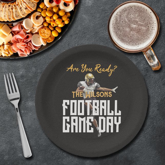 Prato De Papel Jogador de futebol de preto (Game On Football Player on Black Paper Plates)